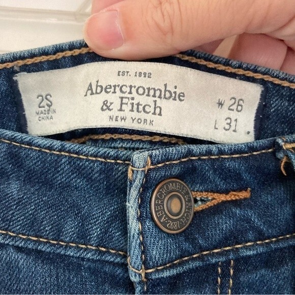 Abercrombie & Fitch Women’s skinny jeans size 2s (26W and 31L) distressed Denim! - Picture 8 of 9